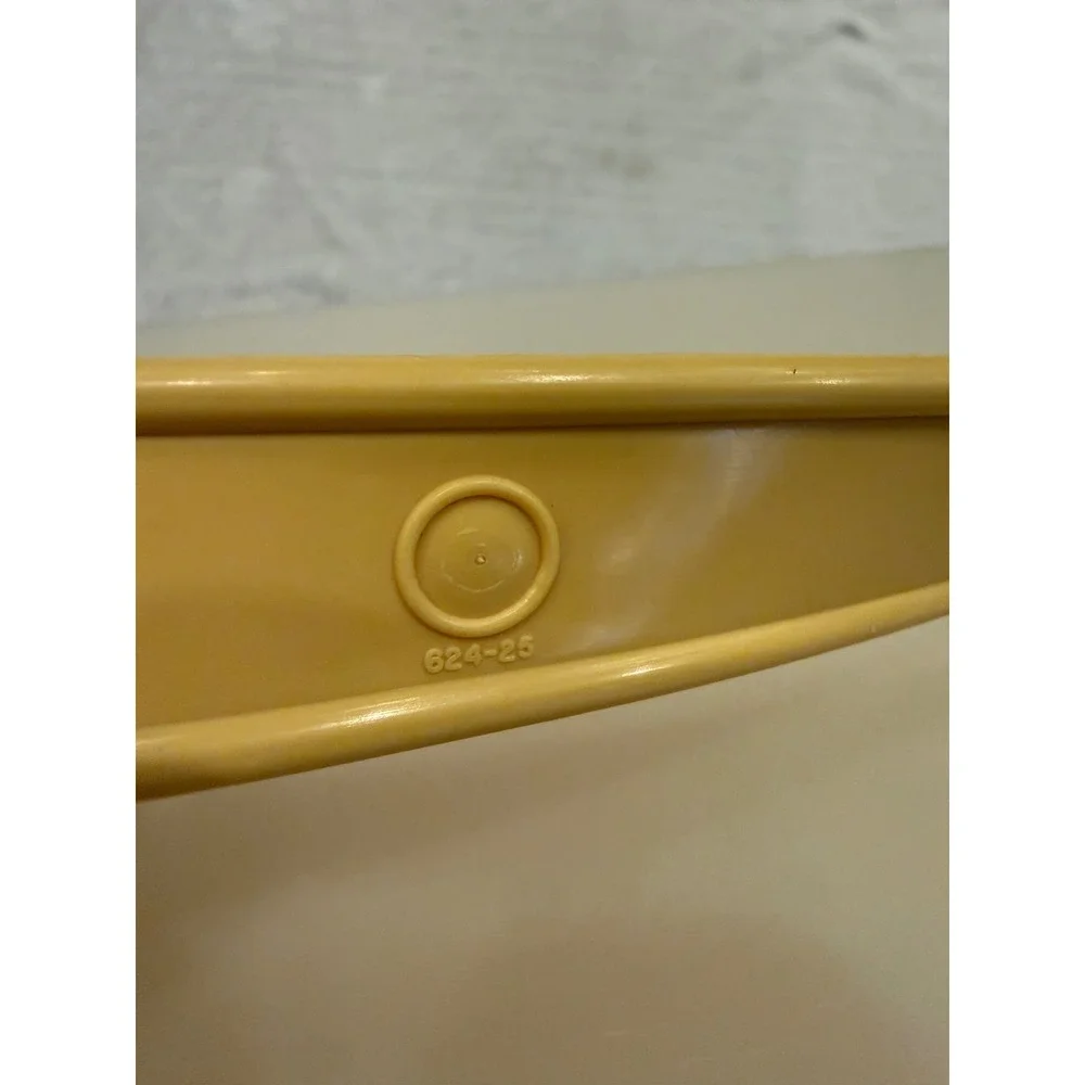 Tupperware vintage cake